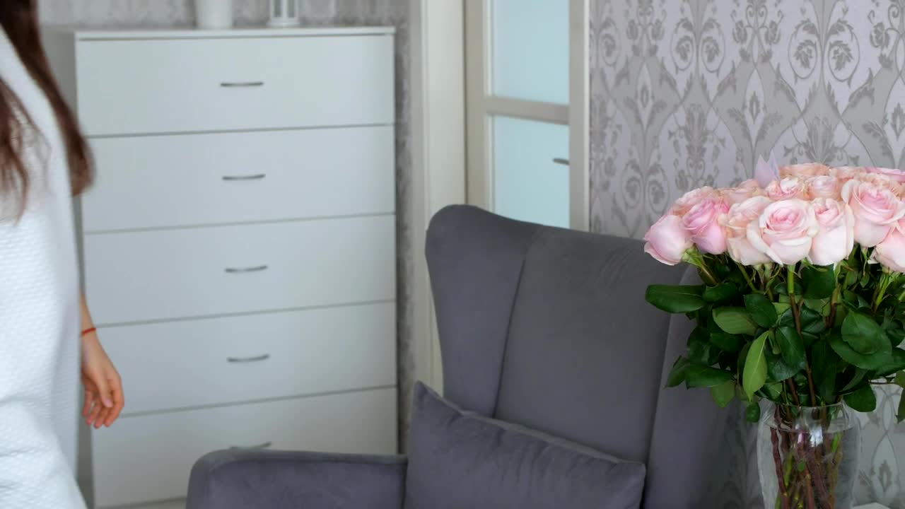 Free Stock Video Woman Happy To Receive Pink Roses Live Wallpaper