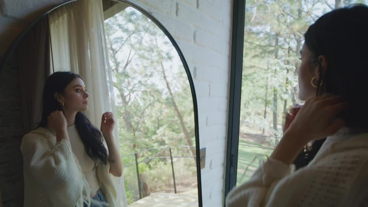 Free Stock Video Woman Getting Ready In Front Of A Mirror Live Wallpaper