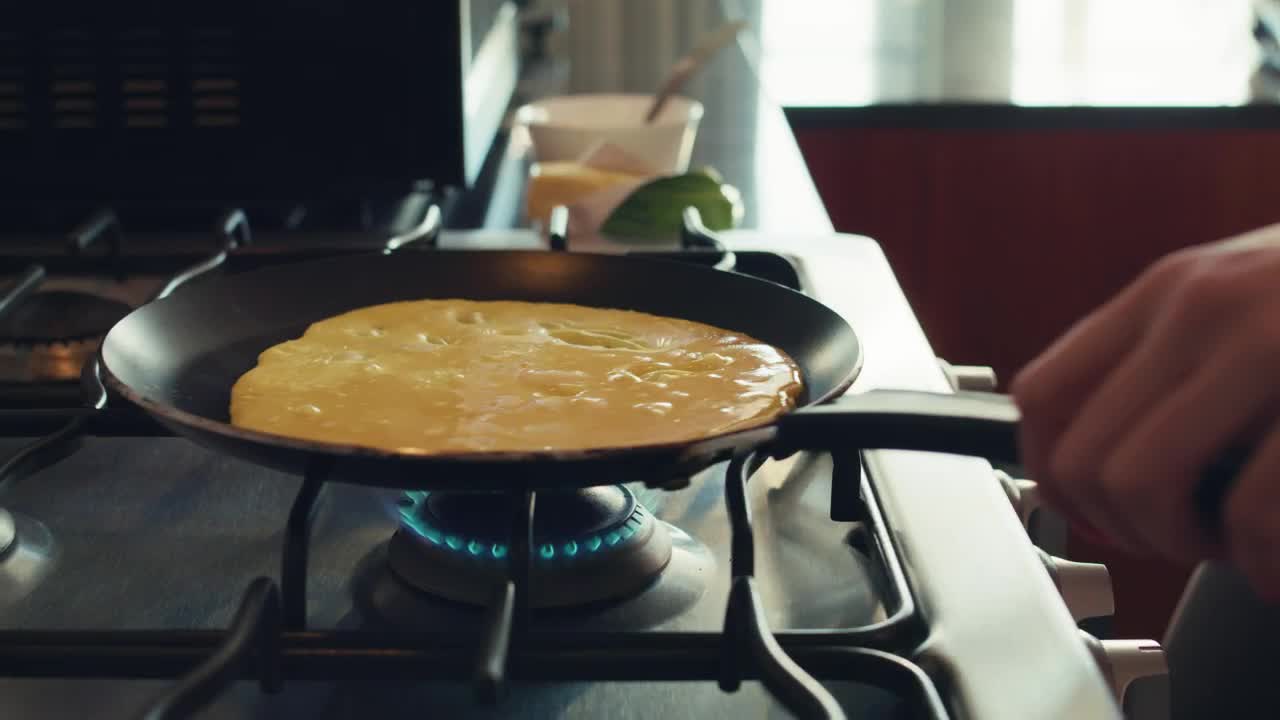 Free Stock Video Woman Flipping Her Egg Omelet Live Wallpaper