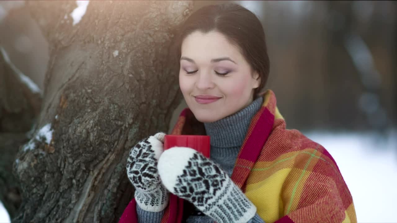 Free Stock Video Woman Drinking Coffee In Winter Park Live Wallpaper