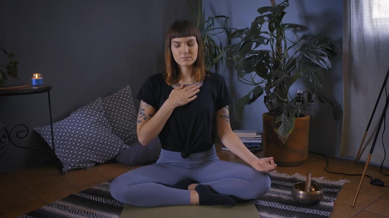 Free Stock Video Woman Doing Yoga On The Floor Of Her House Live Wallpaper