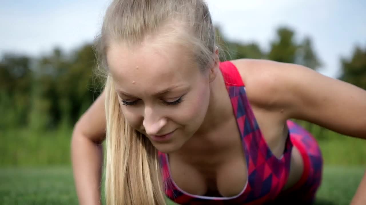 Free Stock Video Woman Doing Push Ups Close Up Shot Live Wallpaper