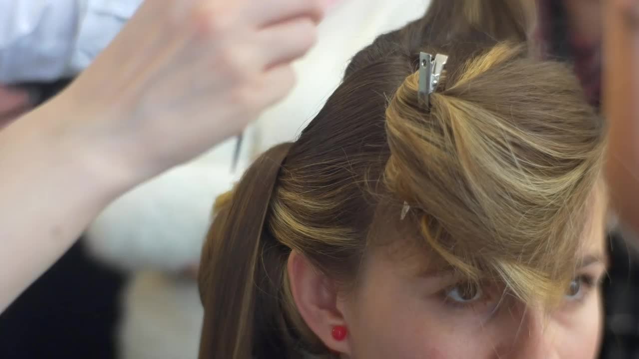 Free Stock Video Woman Combing Blonde Hair Of A Girl Live Wallpaper