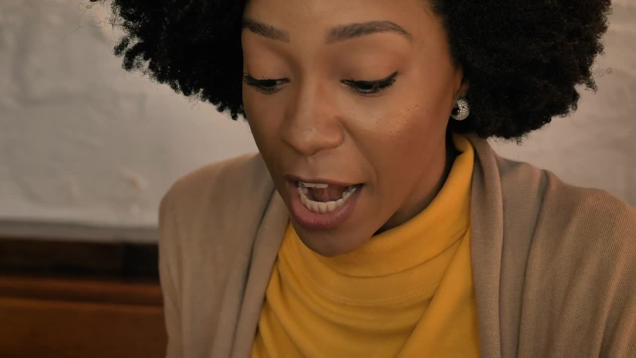 Free Stock Video Woman Chatting With Someone In A Coffee Shop Live Wallpaper