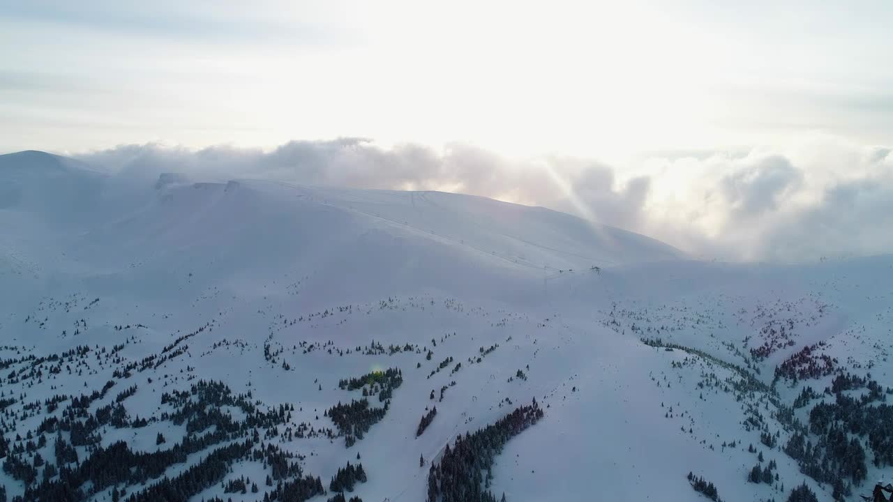 Free Stock Video Winter Mountains During A Foggy Evening Live Wallpaper