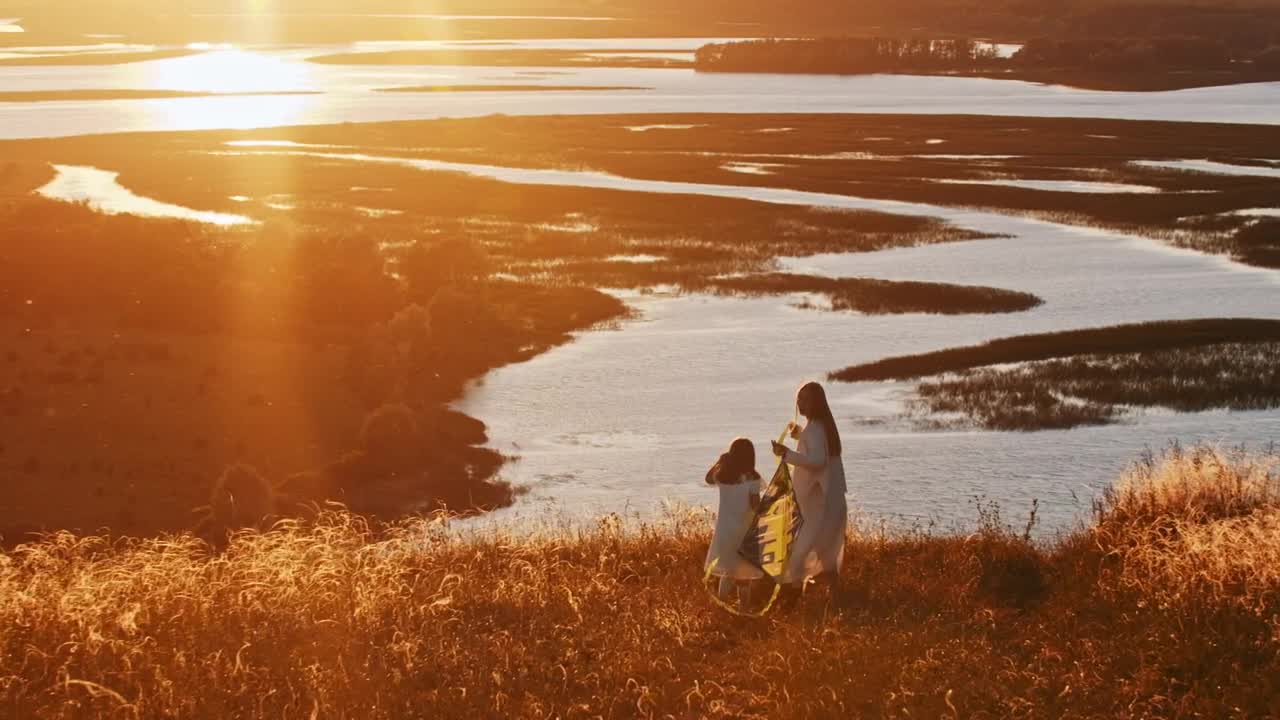   Stock Footage Woman And Her Daughter Walking With A Kite At The Live Wallpaper