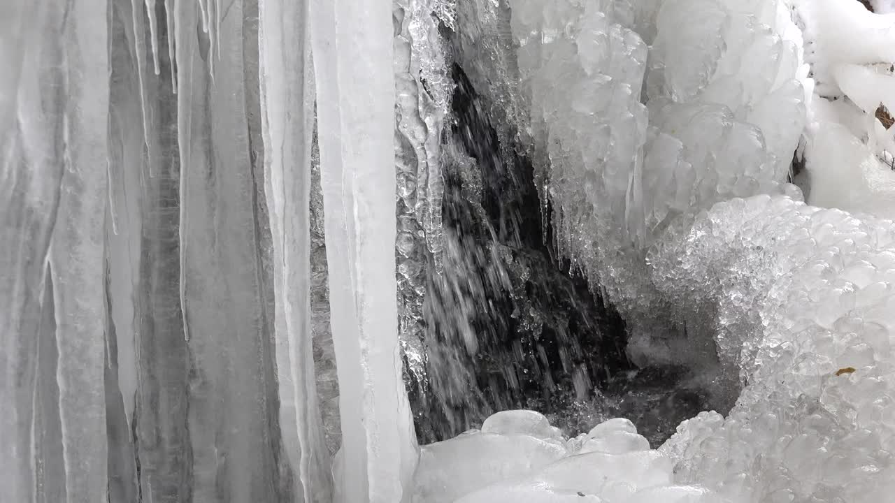   Stock Footage Water Flowing Through The Ice Live Wallpaper