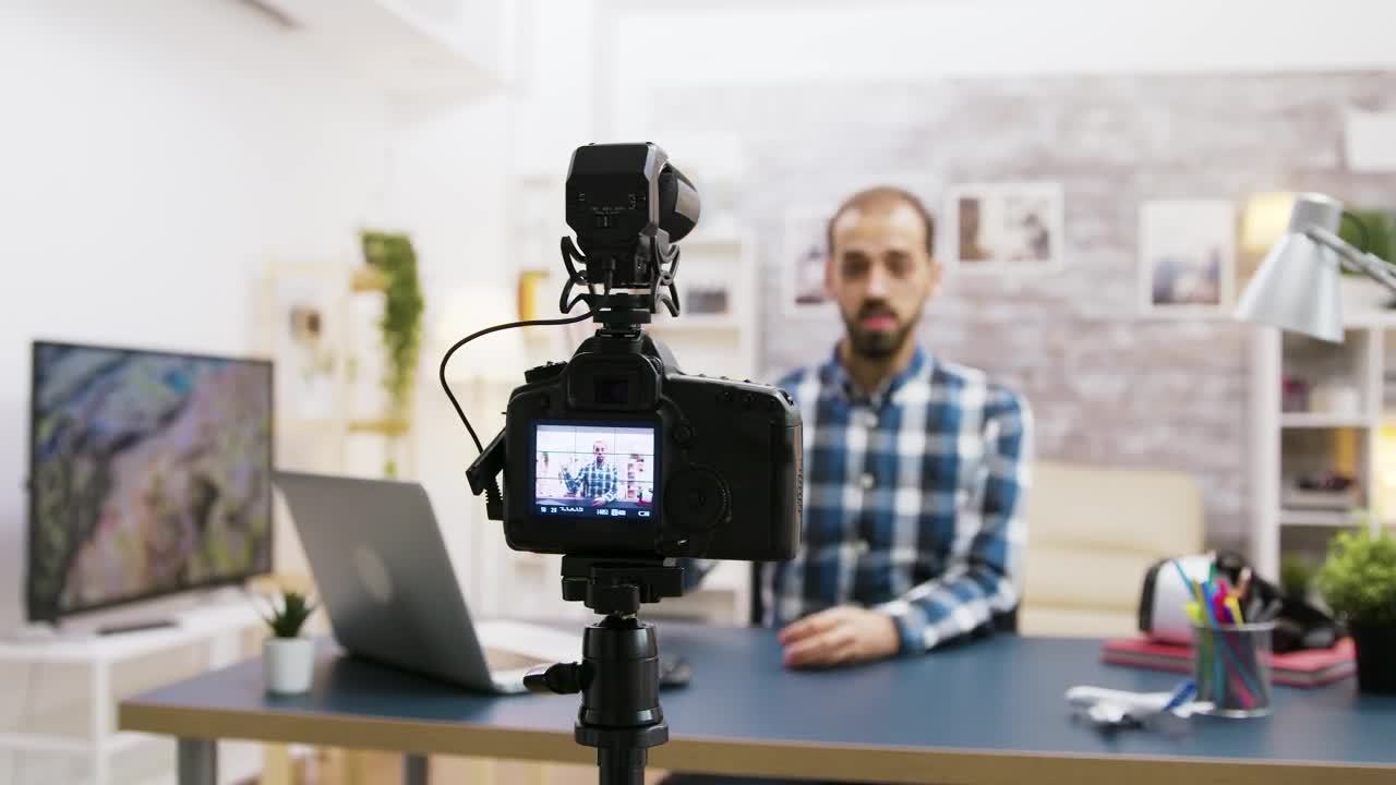   Stock Footage Vlogger Chats To Subscribers From Home Studio Live Wallpaper