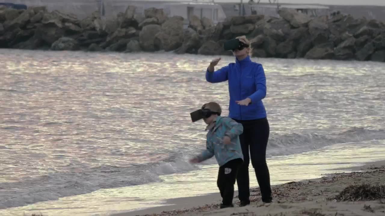   Stock Footage Using Vr At The Seashore Live Wallpaper