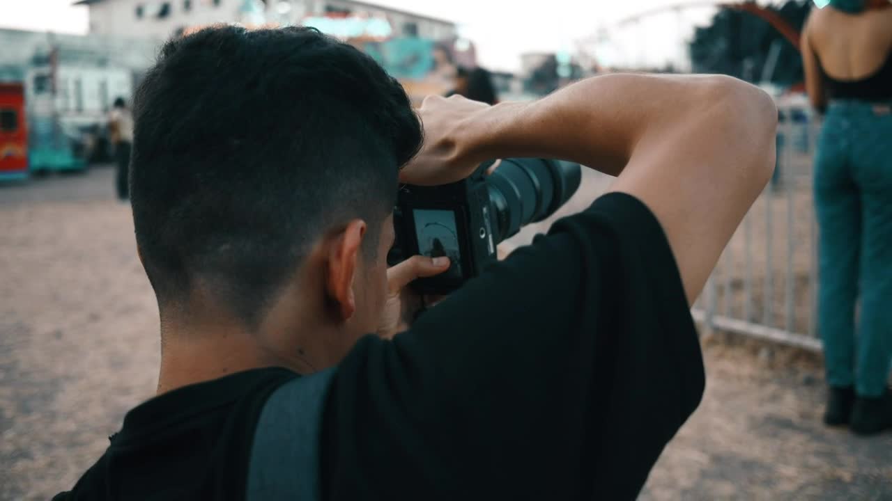   Stock Footage Urban Photographer Working At The Fair Live Wallpaper