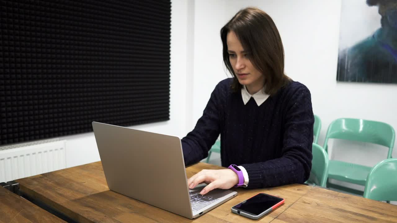   Stock Footage Typing Alone In The Office Live Wallpaper