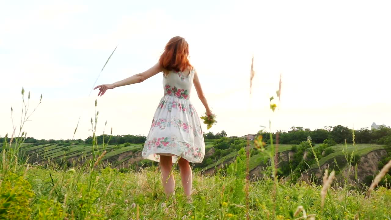 Stock Footage Woman With Bouquet Spinning On The Countryside Live Wallpaper Free