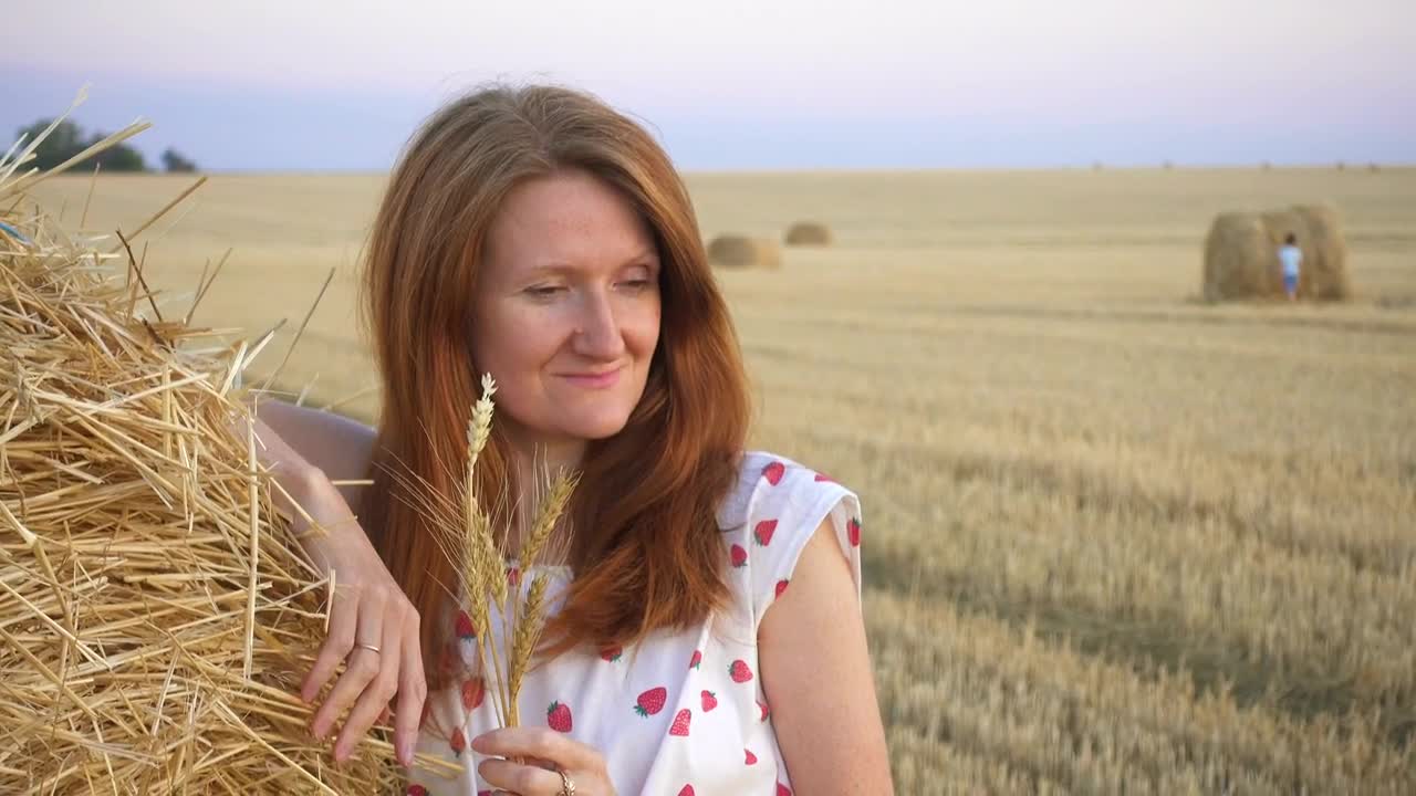 Stock Footage Women Portrait In The Field Live Wallpaper Free