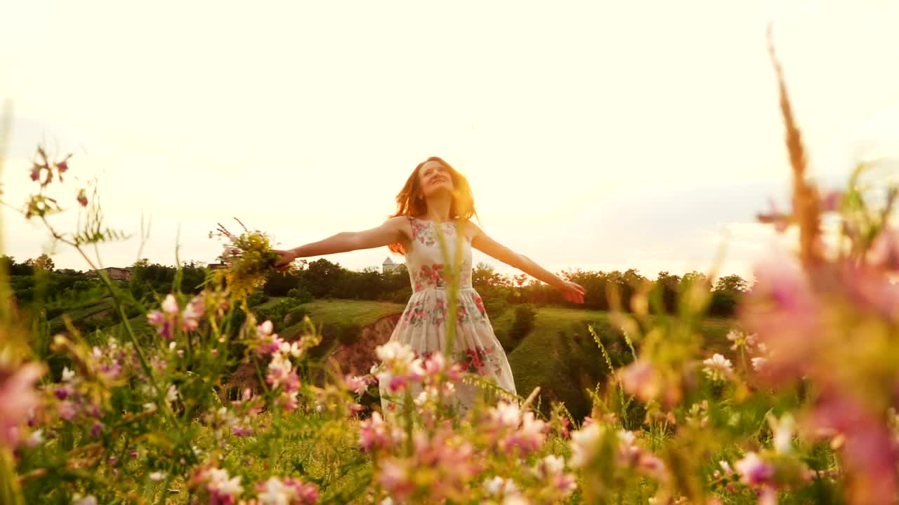 Stock Footage Woman With Bouquet Spinning In The Hill Live Wallpaper Free