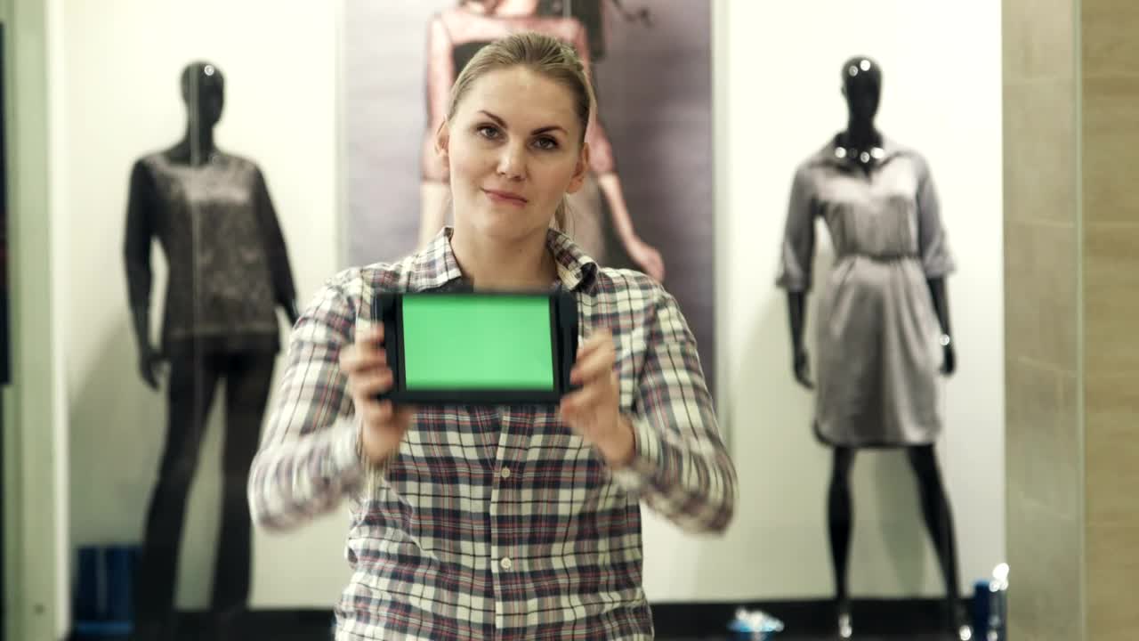 Stock Footage Woman Showing A Tablet With A Green Screen Live Wallpaper Free