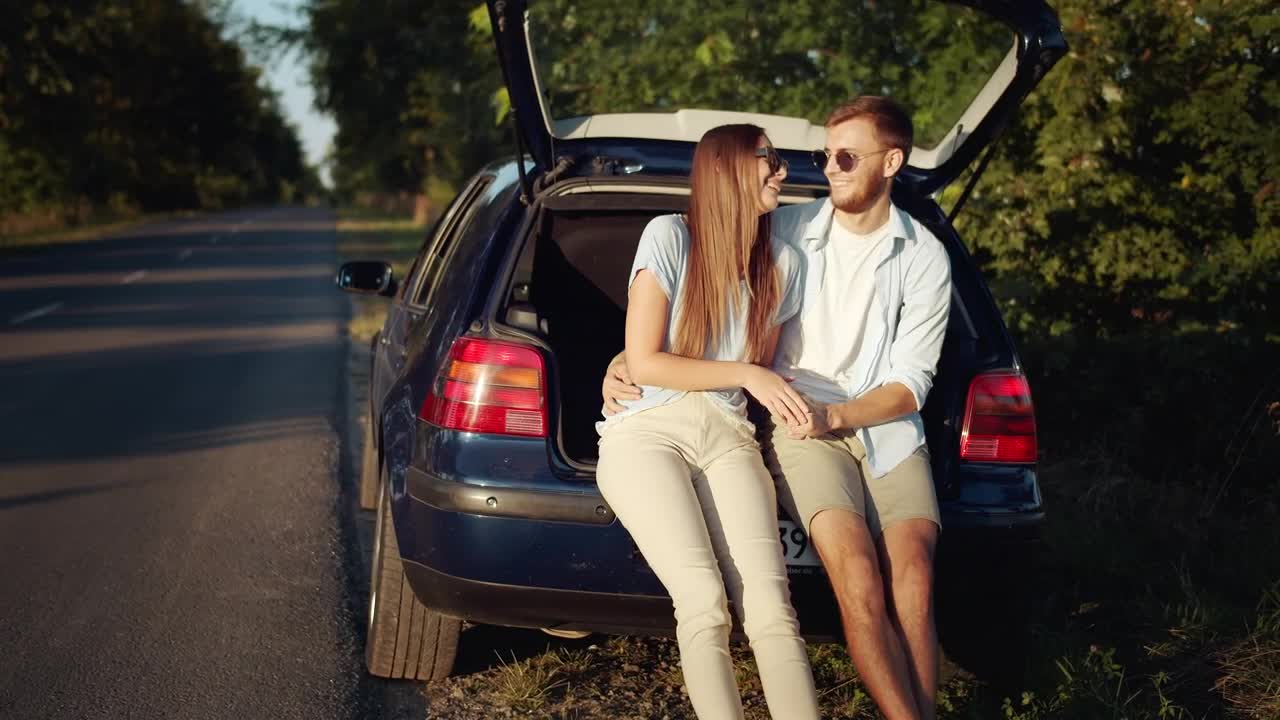 Stock Footage Young Couple Kiss In Back Of Car In Sunny Countryside Live Wallpaper Free