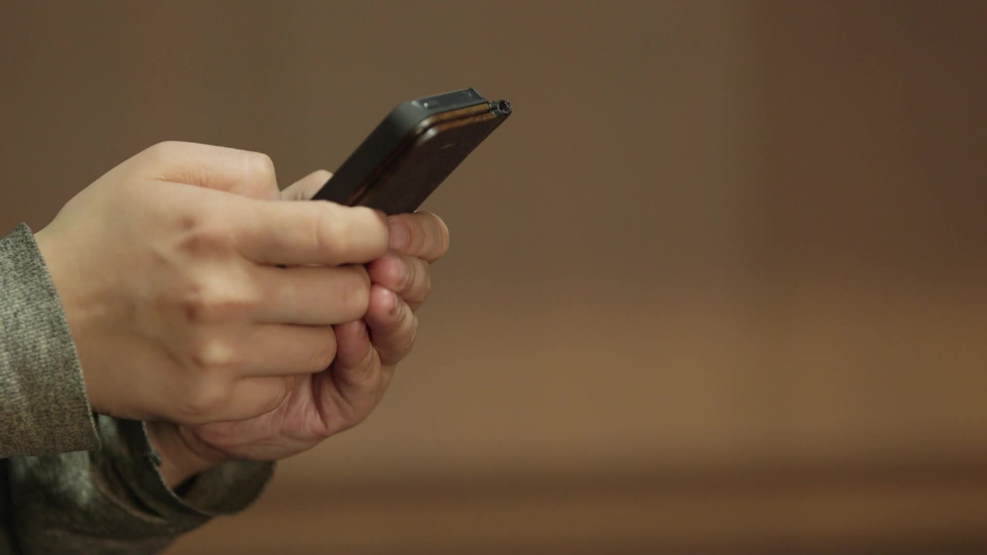 Ree Video Man Using Mobile Device Video Live Wallpaper