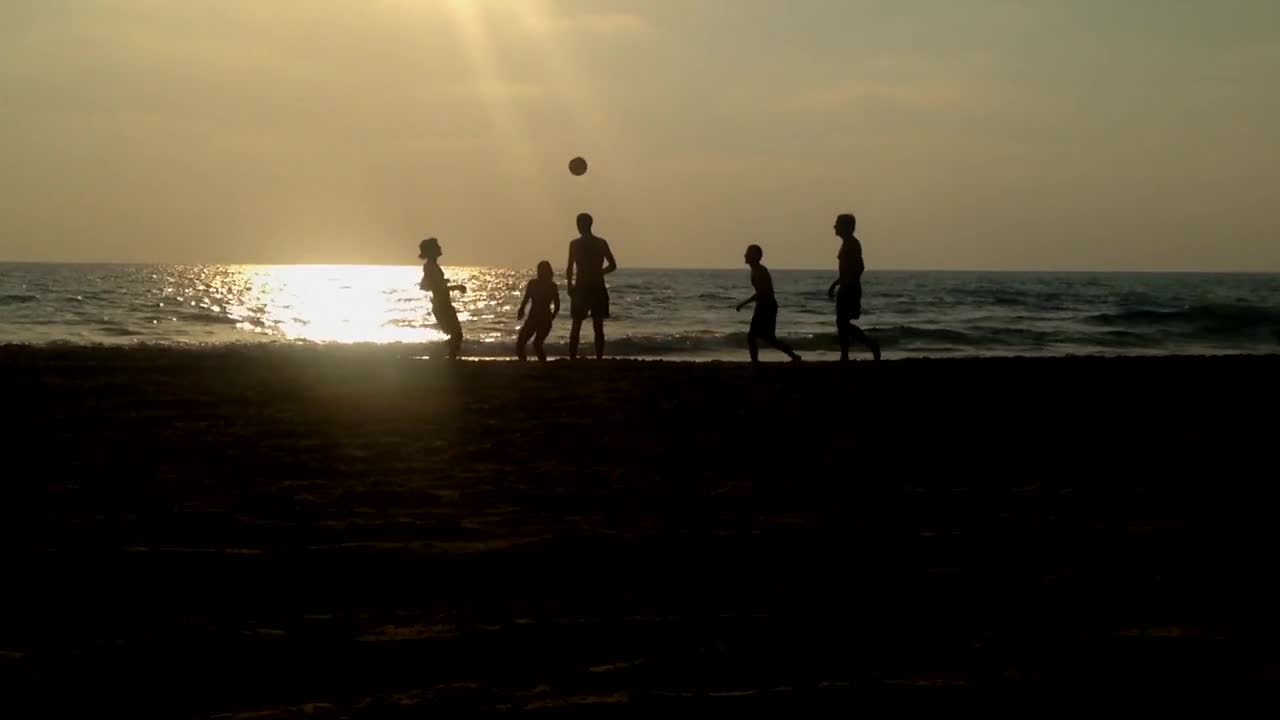 Ree Video Playing Football Beach Video Live Wallpaper