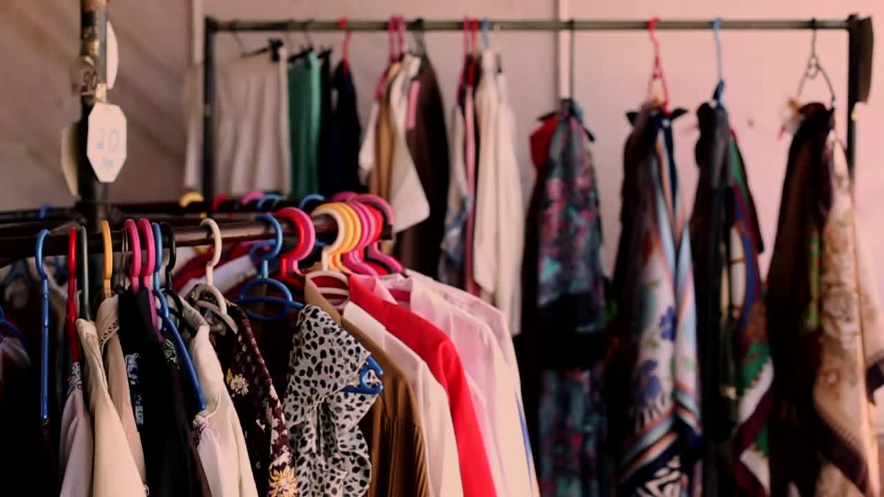 Ree Video Woman Shopping Clothes Video Live Wallpaper