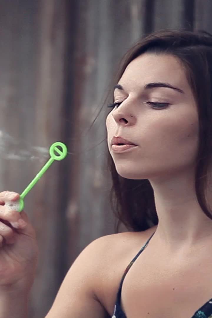 Live Bubbles Phone Wallpaper to iPhone and Android