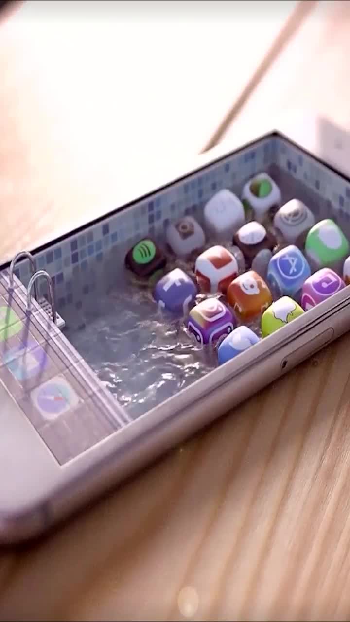 iPhone  Android Iphone Pool Party Social Buttons Phone Live Wallpaper