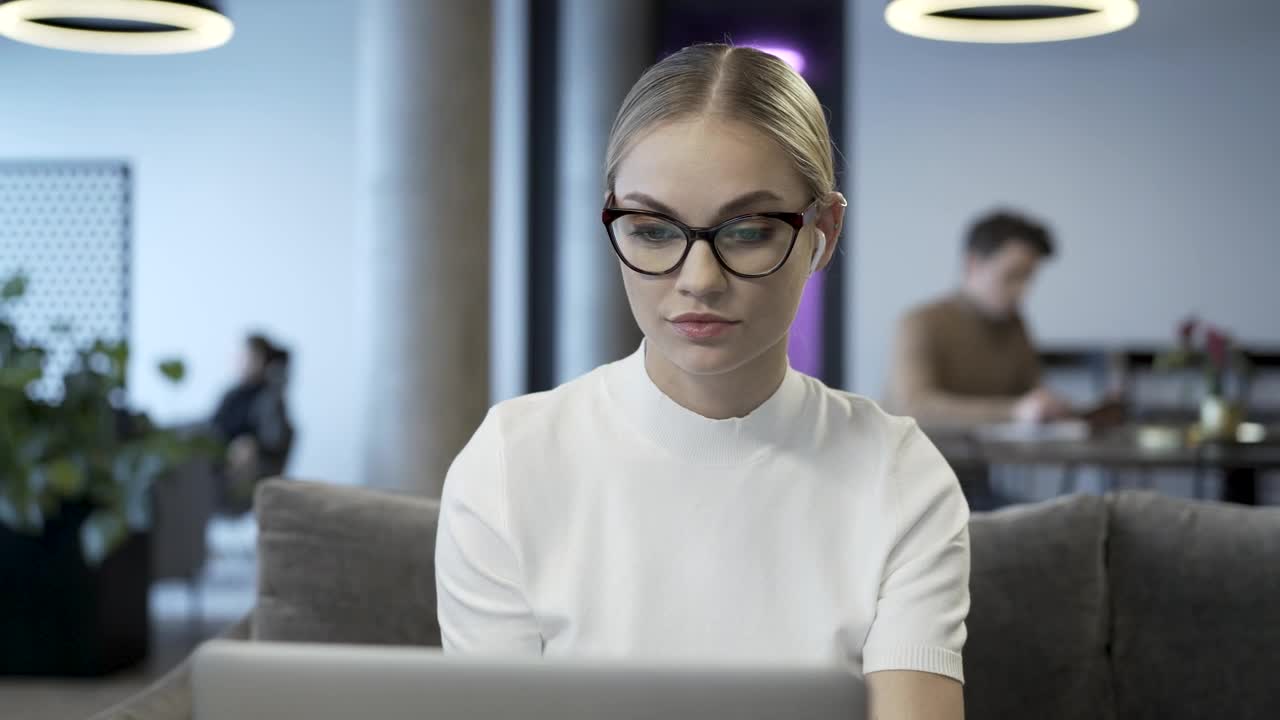 Stock Video A Business Woman At A Video Conference At The Office Live Wallpaper for PC