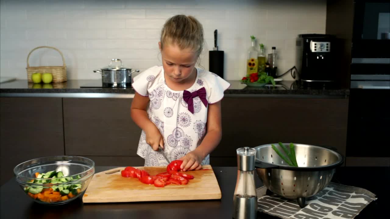 Stock Video Accident In The Kitchen Live Wallpaper for PC