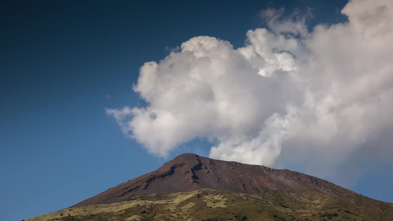 Stock Video Active Volcano Smoking Live Wallpaper for PC