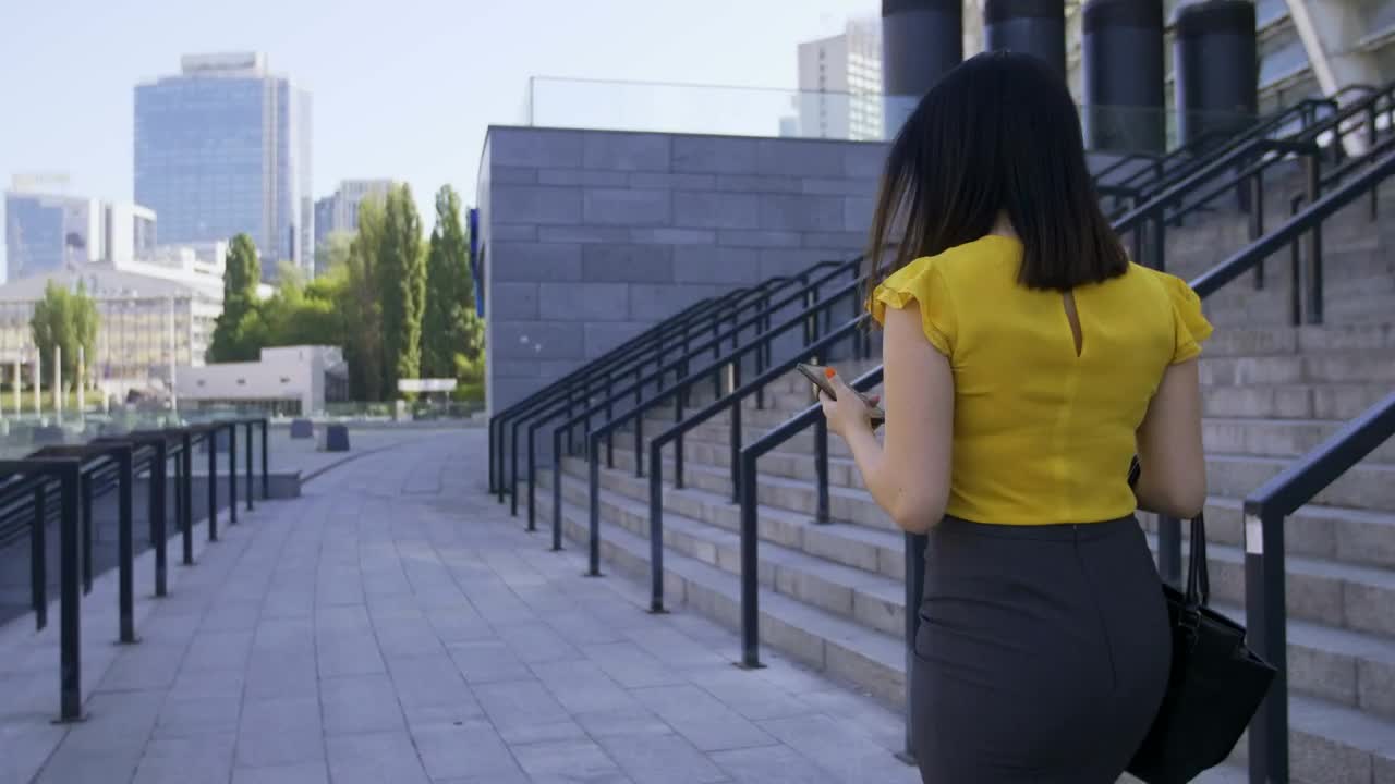 Stock Video Business Woman Using Her Cell Live Wallpaper For PC