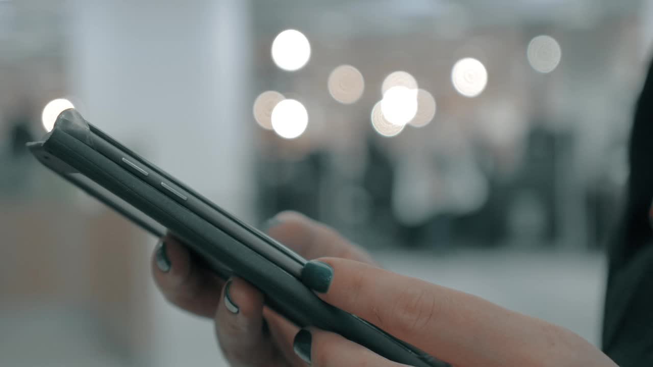 Stock Video Browsing The Internet On A Phone Live Wallpaper For PC