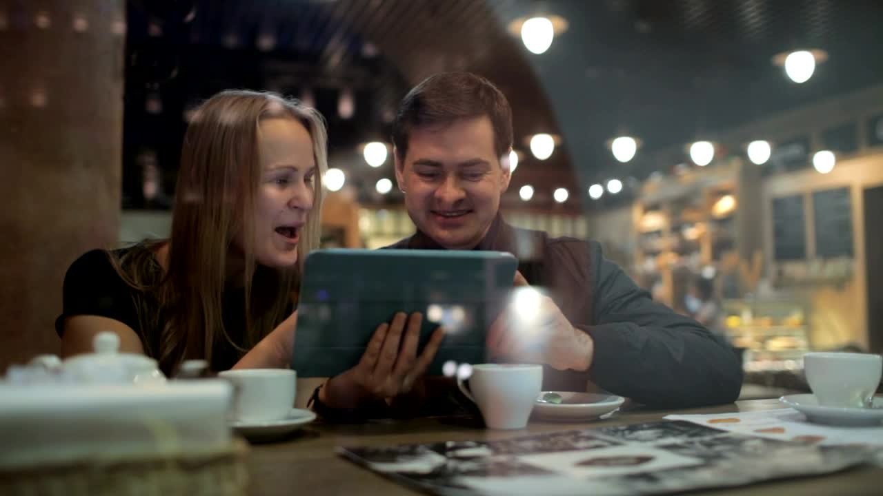 Stock Video Browsing Photos In A Cafe Live Wallpaper For PC