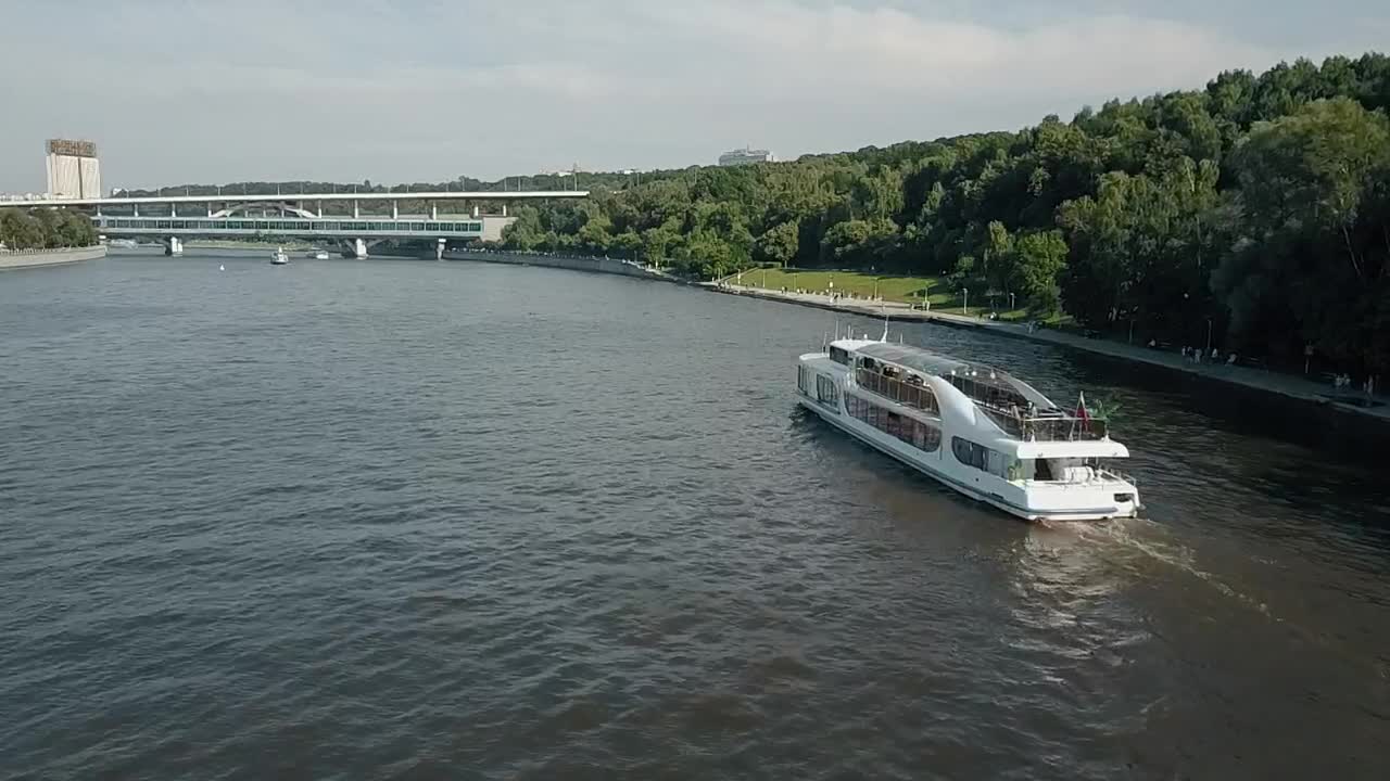 Stock Video Boat Heading Towards Two Bridges Live Wallpaper For PC