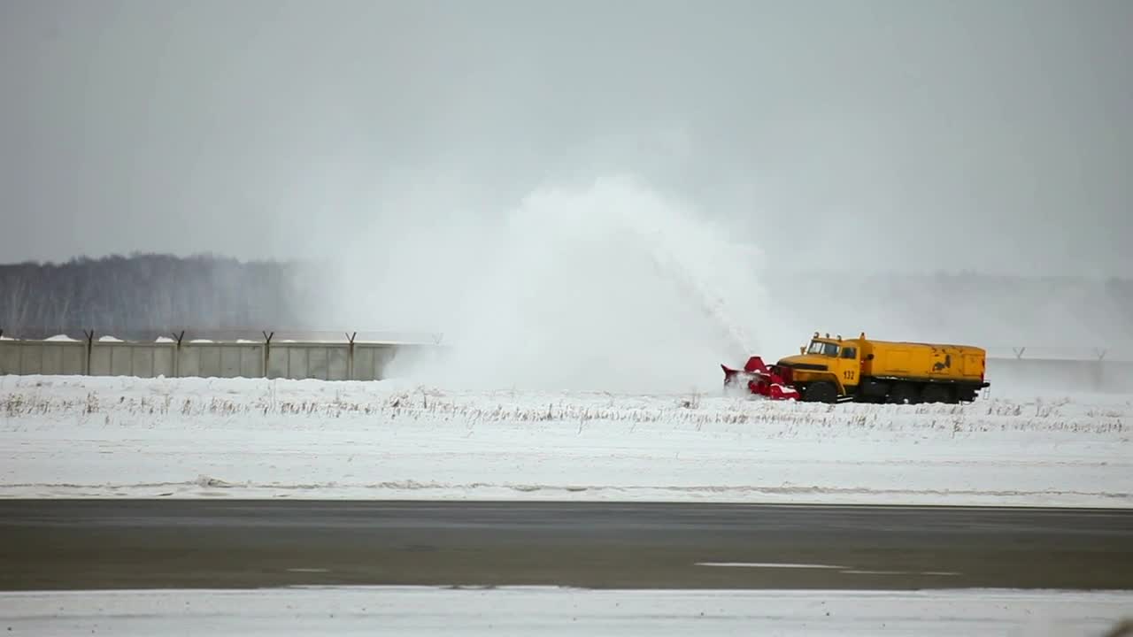Video Stock Clearing The Snow In The Airport Tracks Live Wallpaper For PC