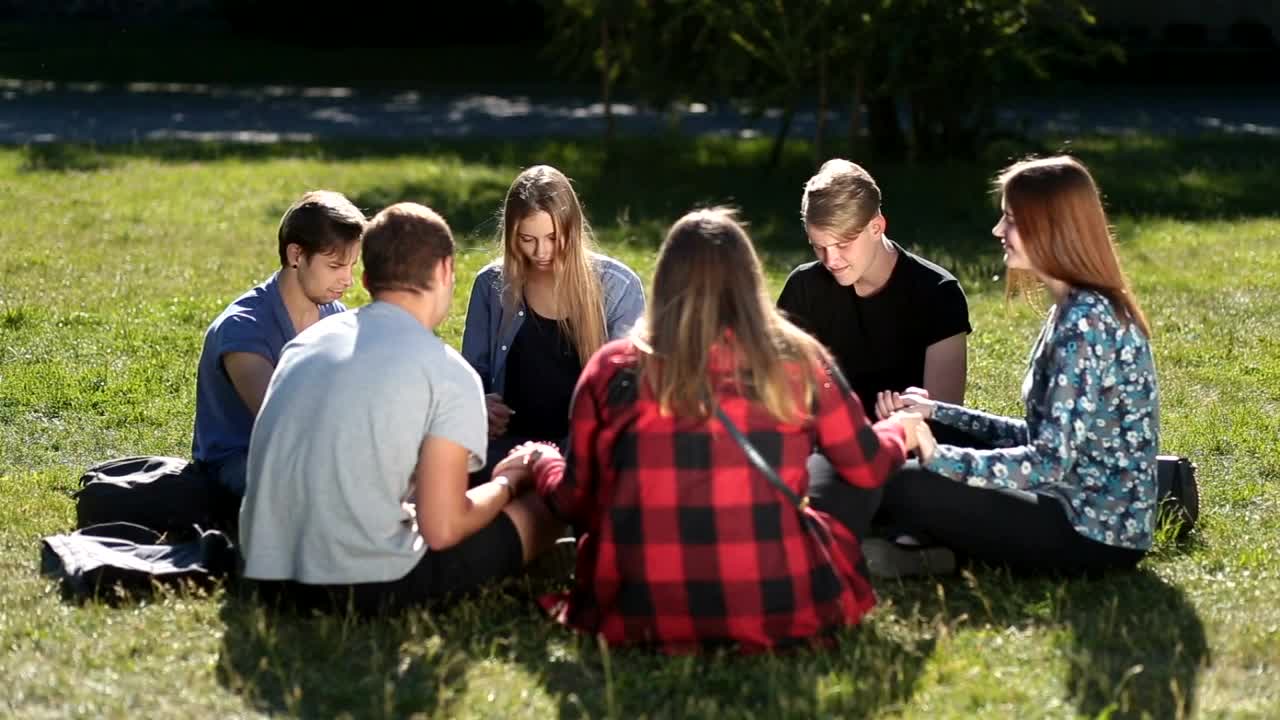 Video Stock Christian Friends Sitting In Prayer Live Wallpaper For PC