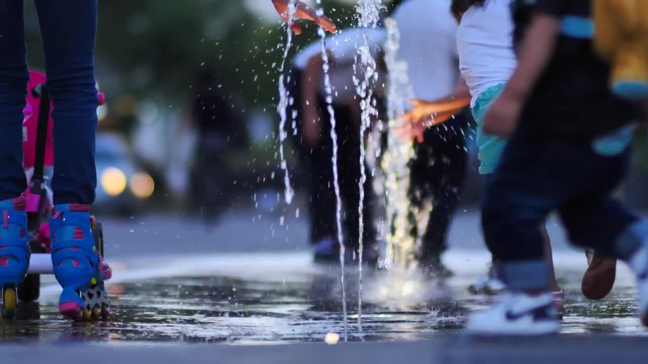 Video Stock Children Playing With A Dancing Fountain Live Wallpaper For PC