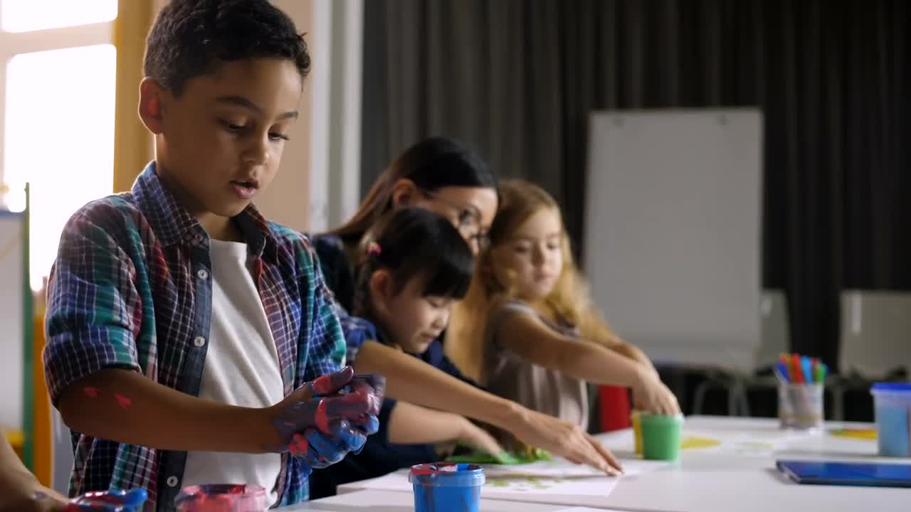 Video Stock Children Learning With Paint At The School Live Wallpaper For PC