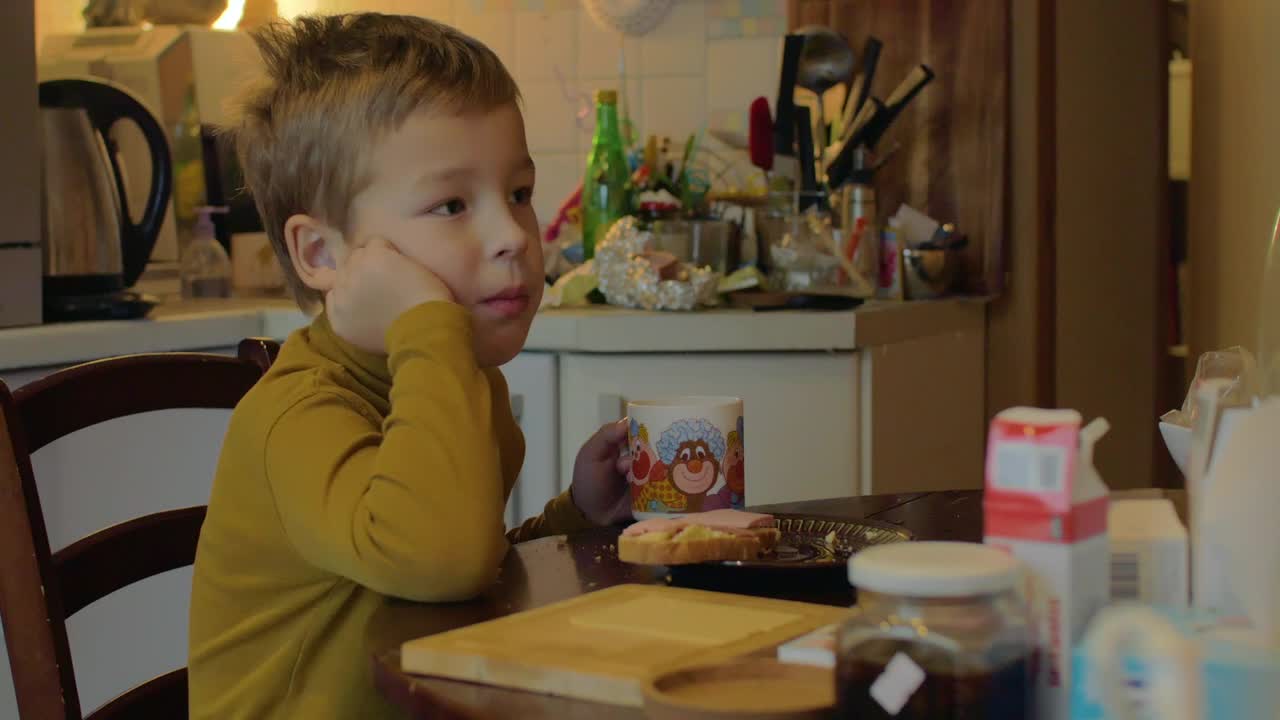 Video Stock Child Eating Lunch At Home Live Wallpaper For PC