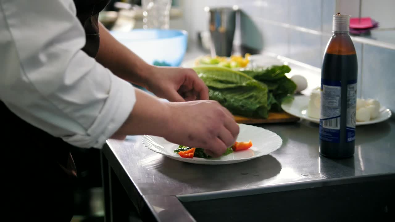 Video Stock Chef Preparing A Salad In The Kitchen Live Wallpaper For PC