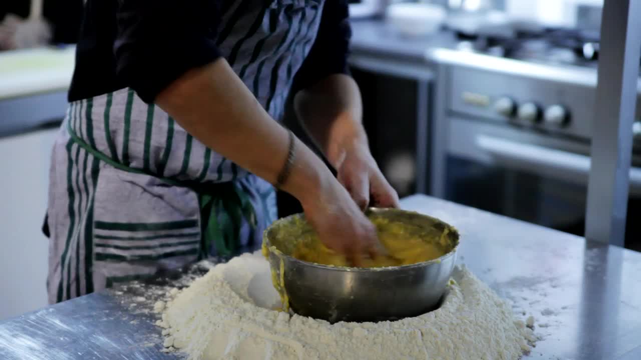 Video Stock Chef Preparing A Cake In A Restaurant Kitchen Live Wallpaper For PC