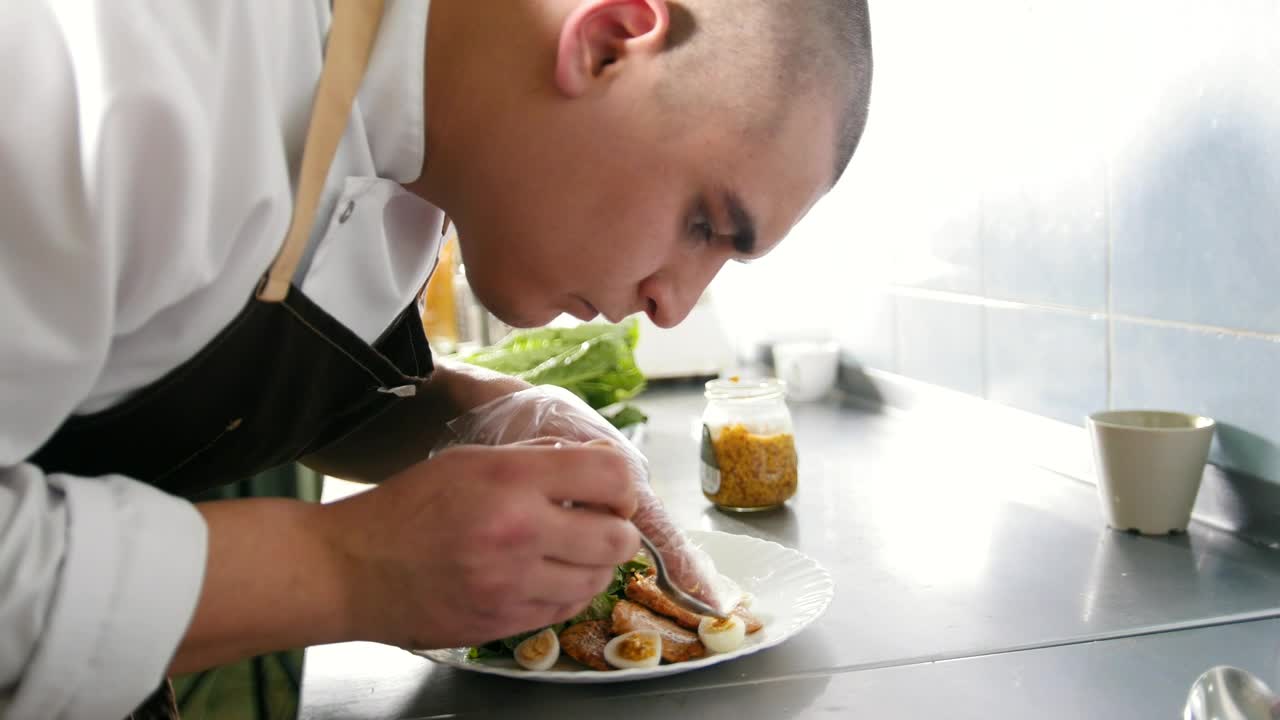 Video Stock Chef Adding Final Touches To The Plate Live Wallpaper For PC
