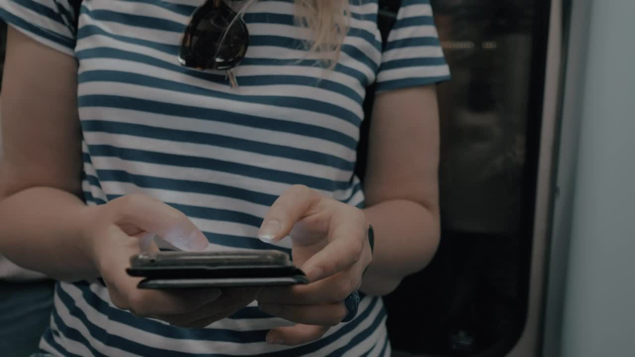 Video Stock Checking Messages On The Subway Live Wallpaper For PC