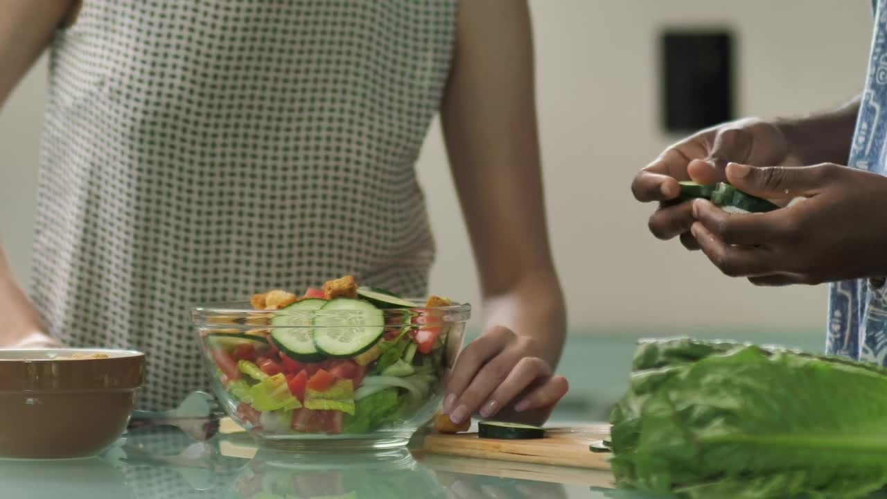 Stock Video Couple Preparing Salad In Kitchen Live Wallpaper For PC