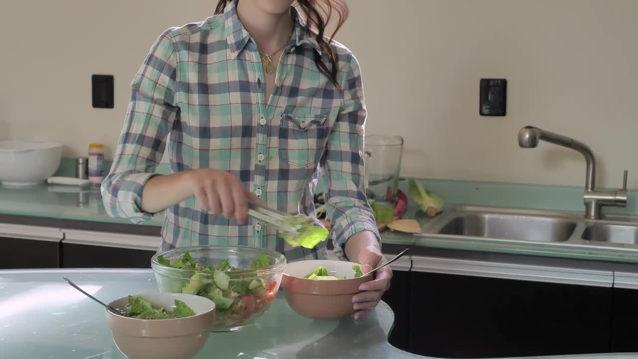 Stock Video Couple Preparing For A Healthy Dinner Live Wallpaper For PC