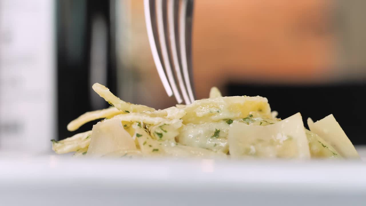 Stock Video Eating Fettuccine Live Wallpaper For PC