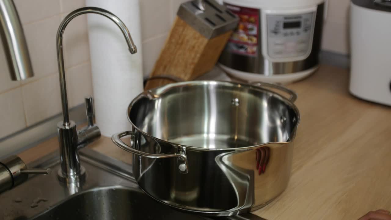 Stock Video Filling A Cooking Pan With Water Live Wallpaper For PC