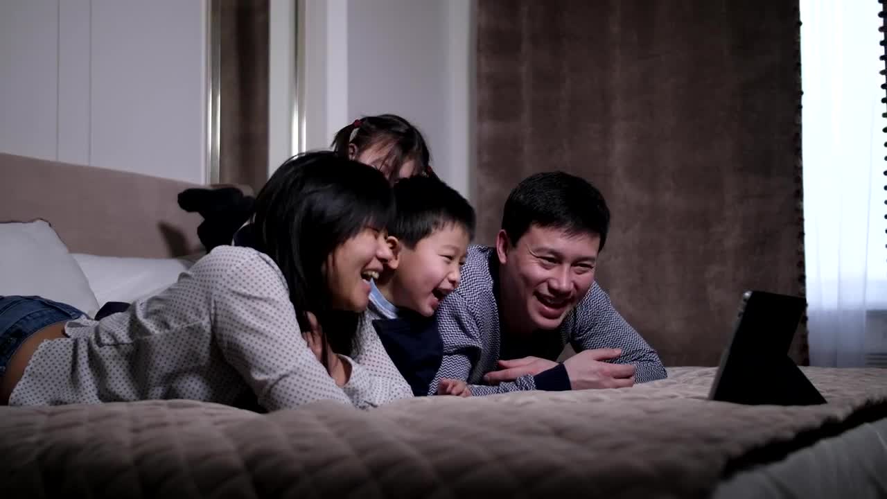 Stock Video Family Watch A Video Together Live Wallpaper For PC