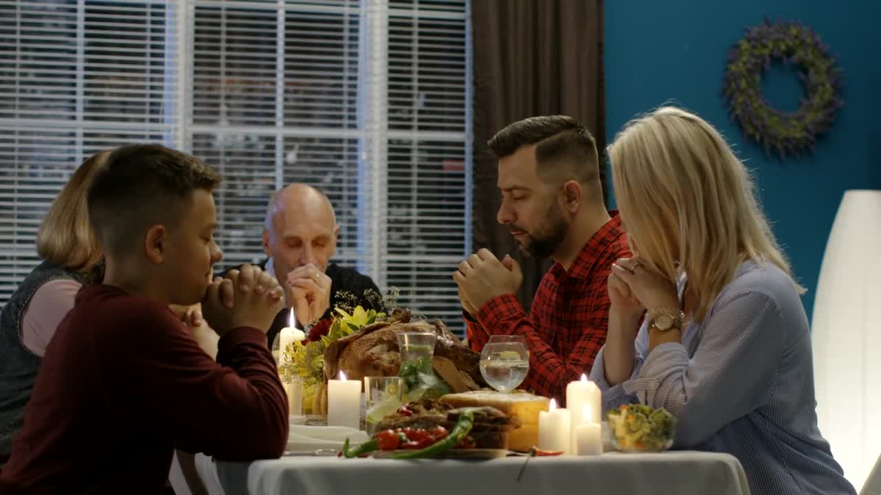 Stock Video Family Offering Prayers Before Dinner Live Wallpaper For PC