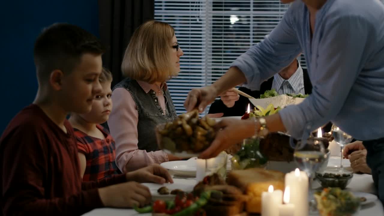 Stock Video Family Enjoying Thanksgiving Dinner Live Wallpaper For PC
