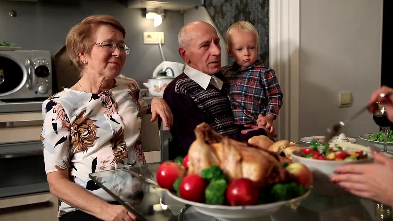 Stock Video Family Dinner During Thanksgiving Live Wallpaper For PC