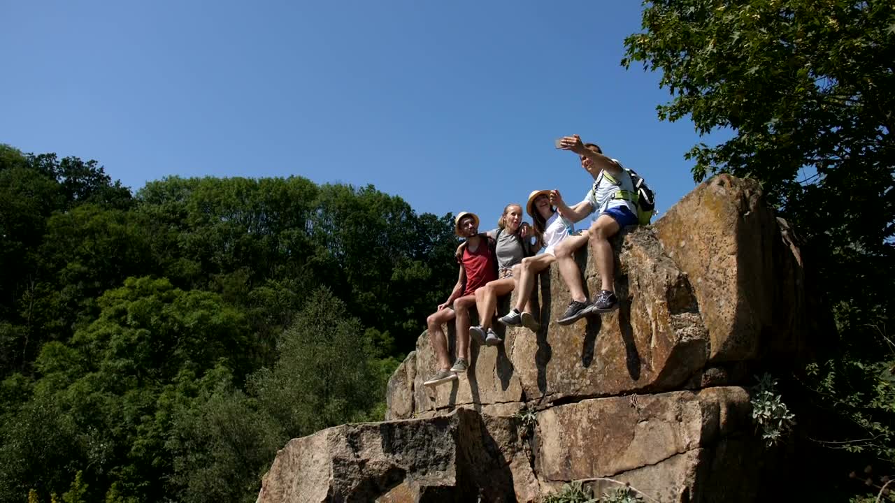 Stock Video Hikers Posing For A Photo Animated Wallpaper